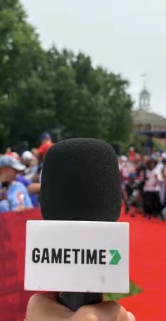 the gametime mic at a fan event